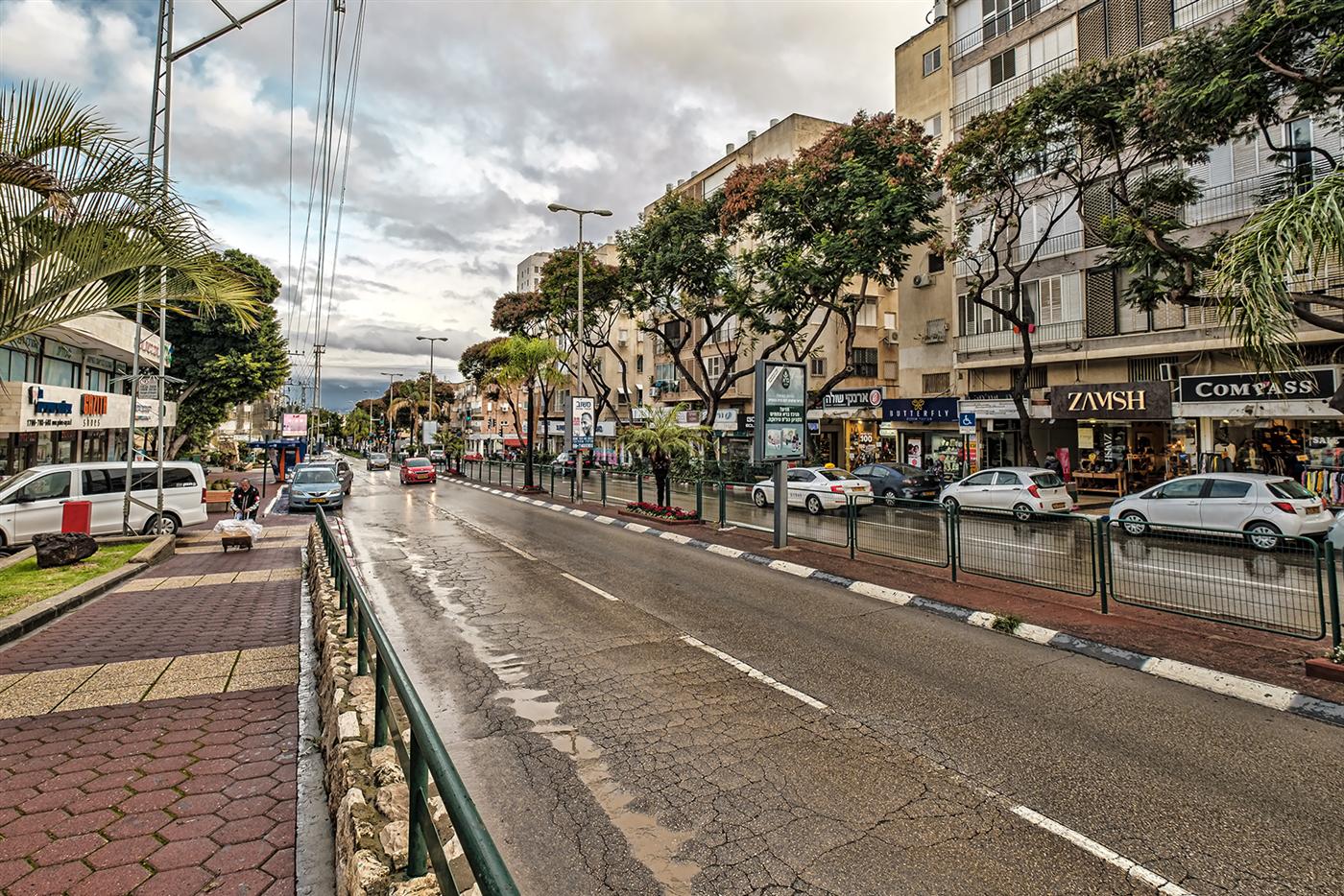 רחוב ויצמן בכפר סבא ביום גשום